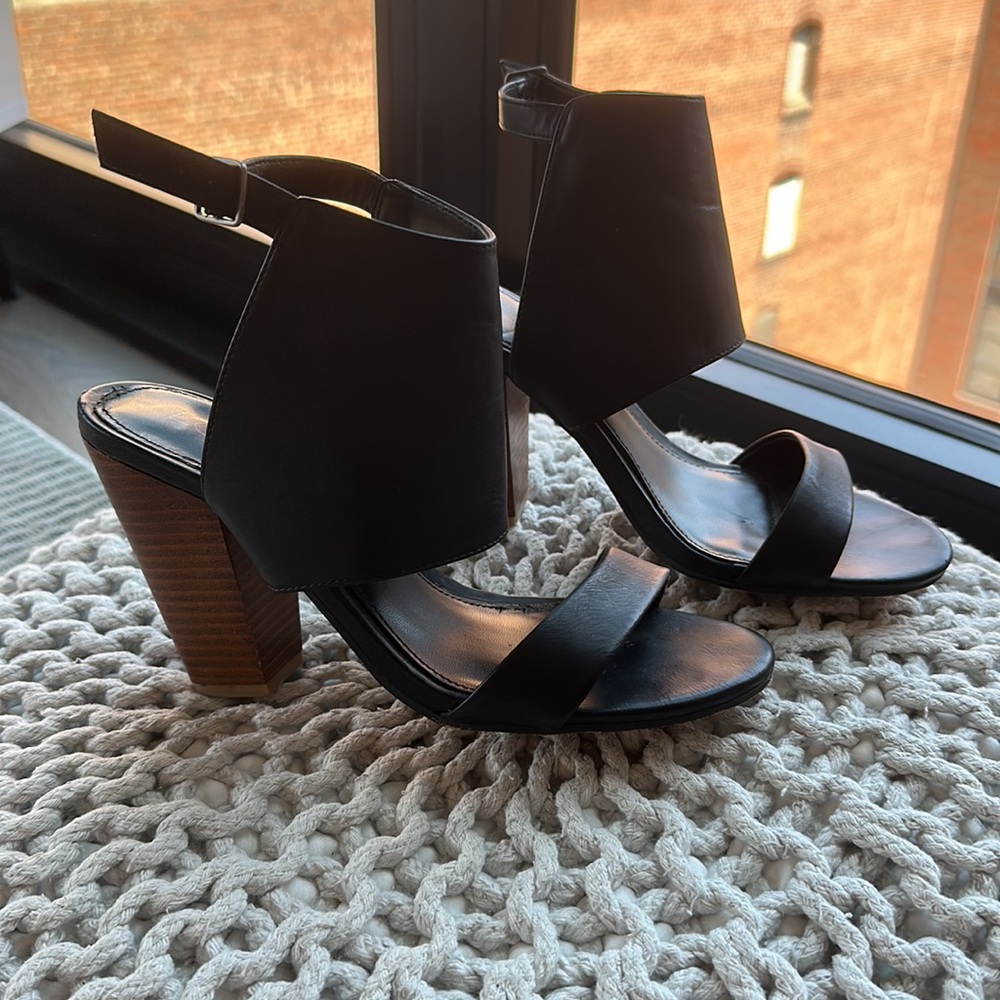 Ann Taylor Loft size 8 black leather wood heeled sandals